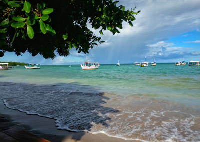 Barcos na Praia de Garapuá